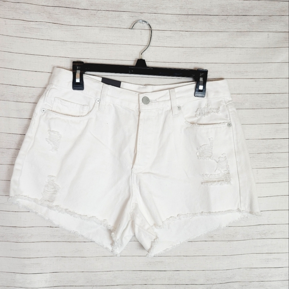 BLANKNYC DISTRESSED CUTOFF BUTTON FLY DENIM SHORTS IN WHITE, SZ 30